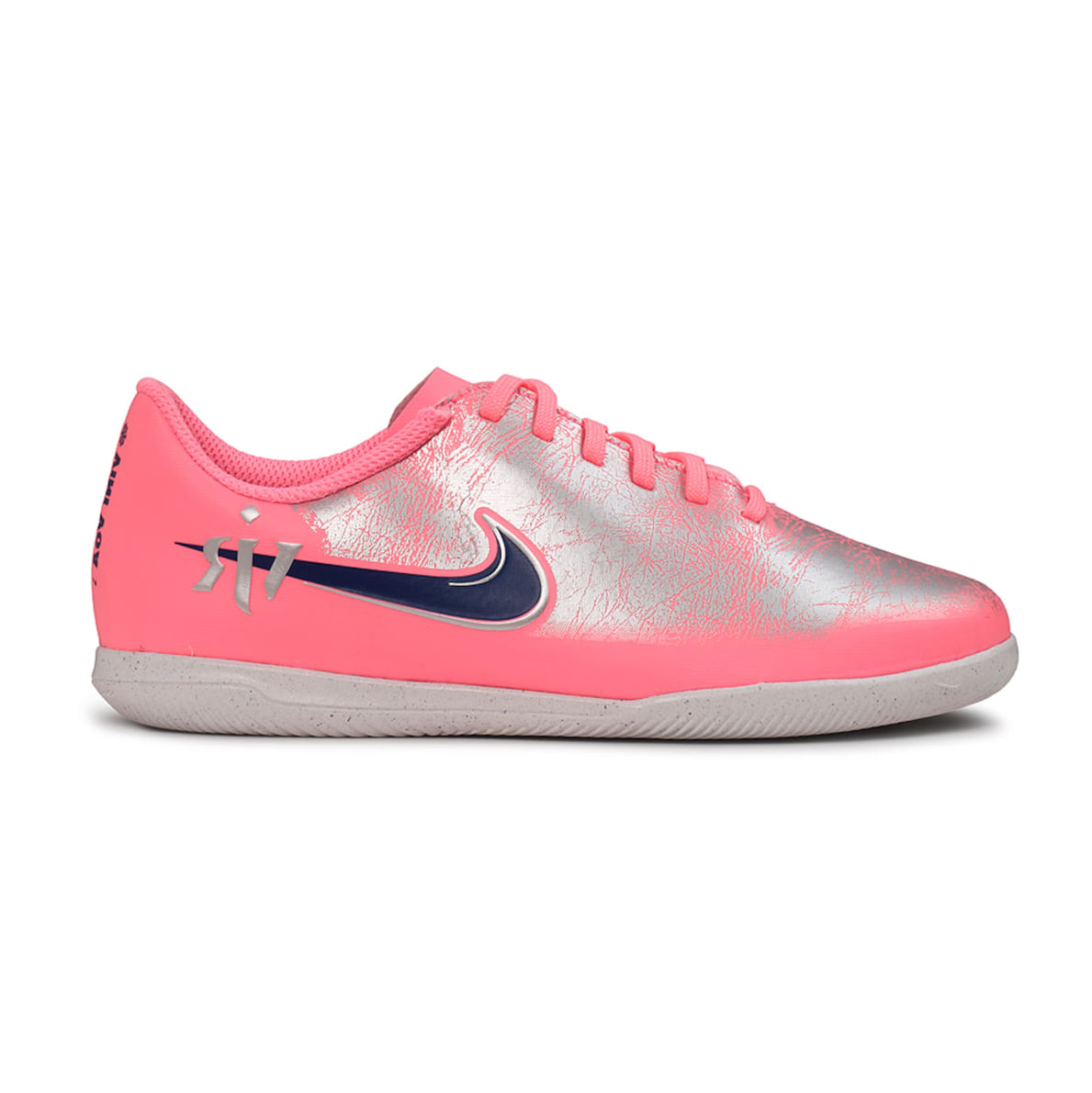 Chuteira de futsal infantil Nike Jr Zoom Vapor 16 na cor rosa com detalhes em azul, vista frontal